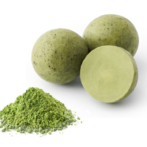 Matcha ceremonial con cuenco y batidor de bambú