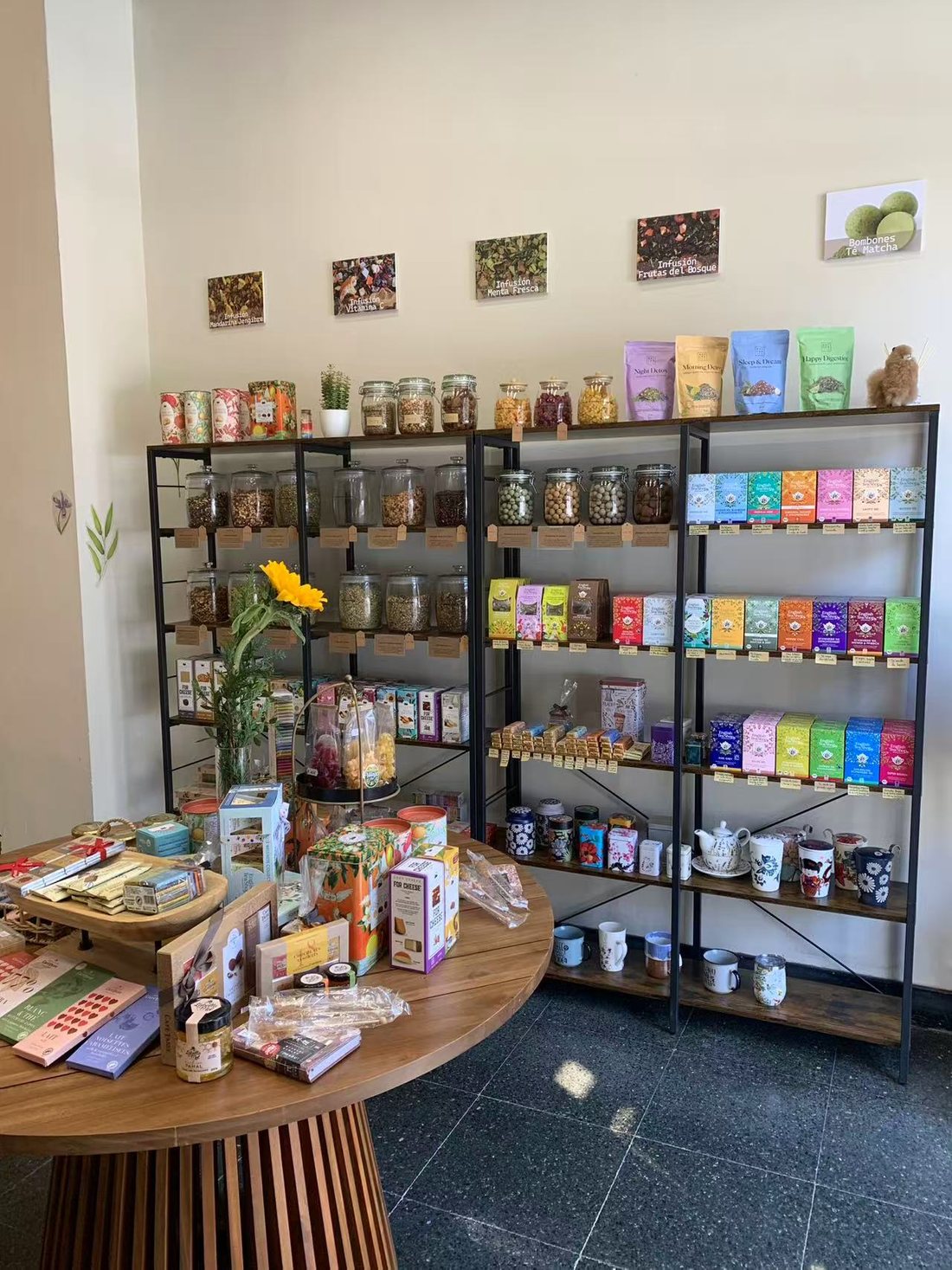 Interior de la tienda Village Tea en el Eixample